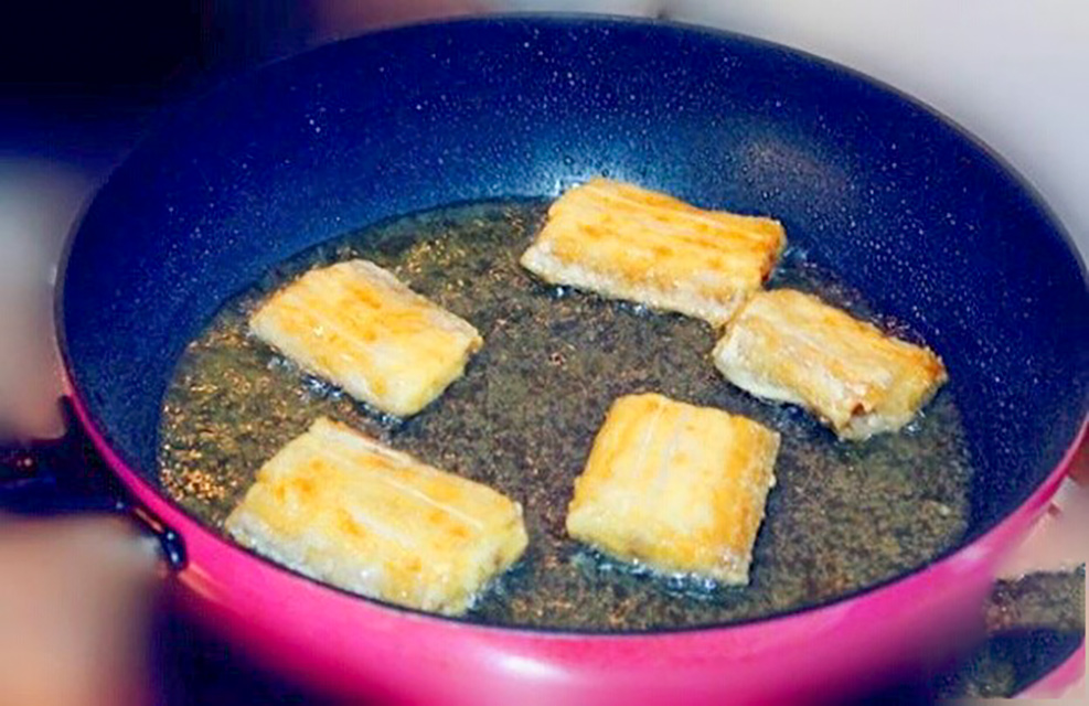 怎样炸带鱼不粘锅又简单又好吃,炸带鱼不粘锅的方法和技巧视频