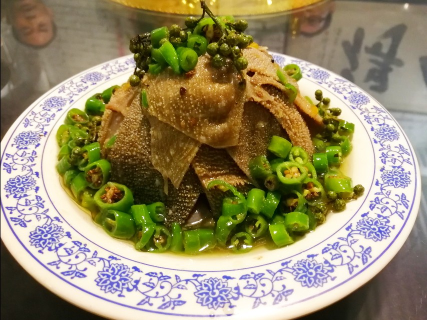 深夜郑州8男2女躲在花园路北环桥头,吃丹江翘嘴鲌,喝方城木瓜酒