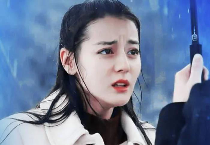 女星哭着淋雨镜头,女明星淋雨视频