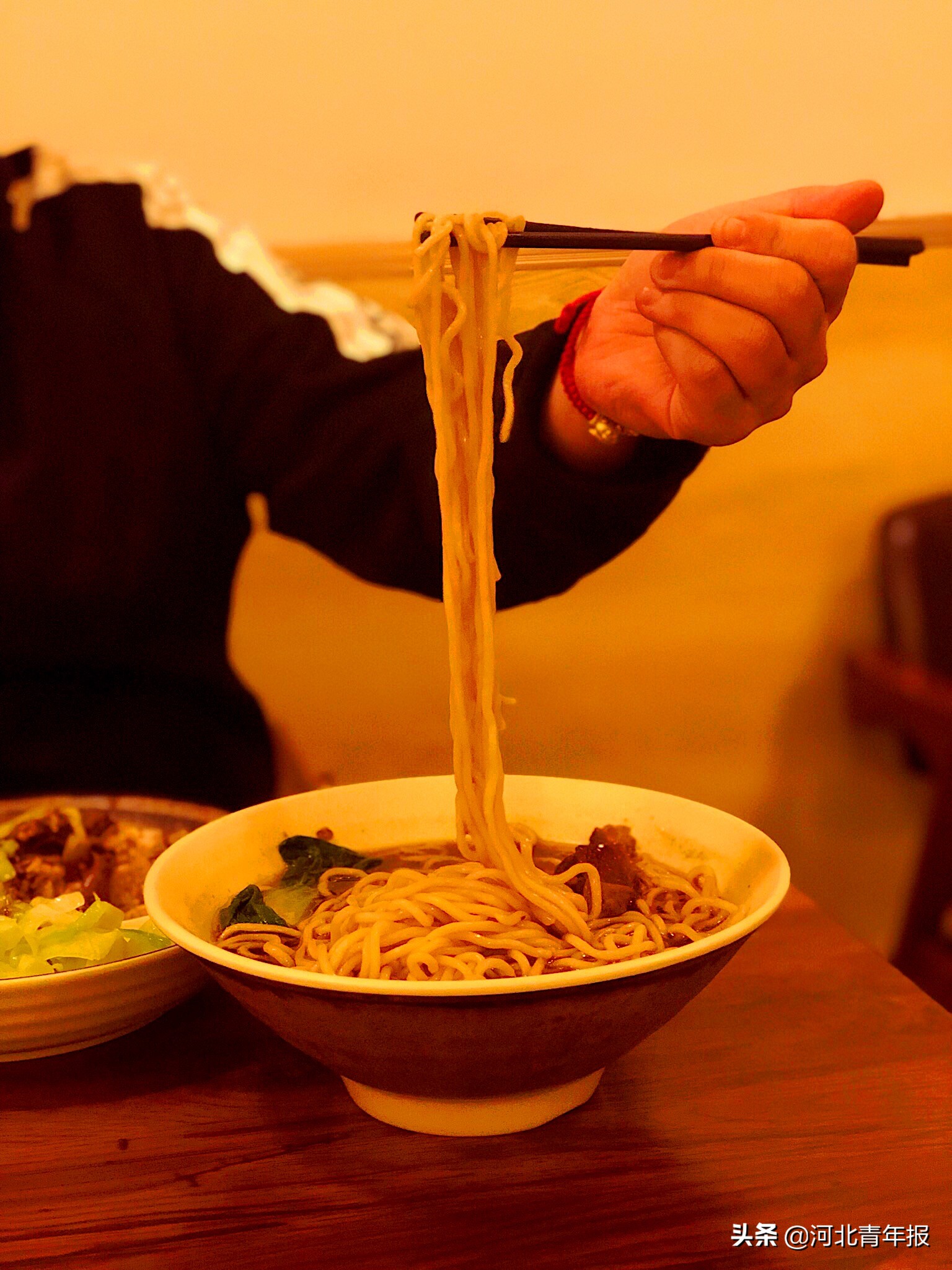 快去打卡!石家庄这家店的牛腩饭吃起来软中带韧十分入味,让一些减肥的人士都无法抗拒