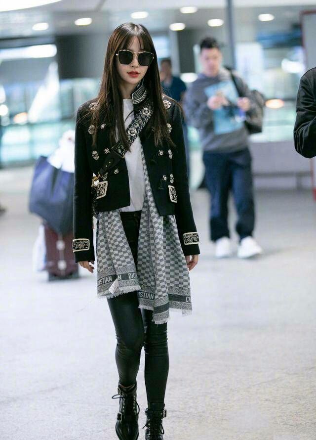 Baby这是碰到了什么造型师？这头发勒的好紧，看着就疼！