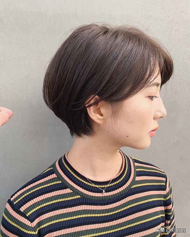 最新短发气质洋气女,女性头发稀疏适合的短发40岁左右