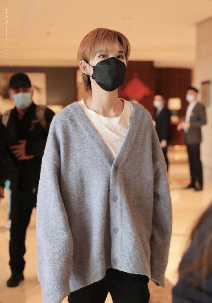 陆柯燃机场西装,陆柯燃机场蓝衣服