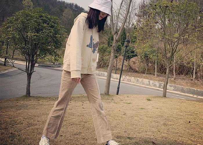 江疏影喇叭裤怎么搭配,江疏影皮衣配喇叭裤