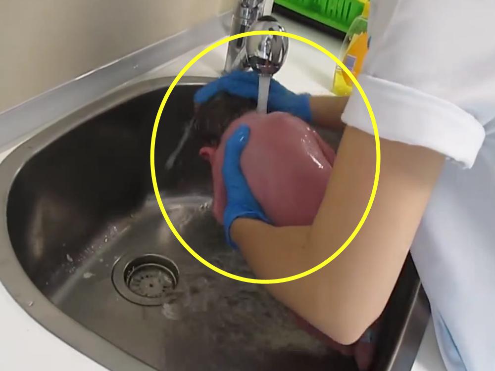 护士给新生儿洗澡怎么洗,外国婴儿洗澡护理