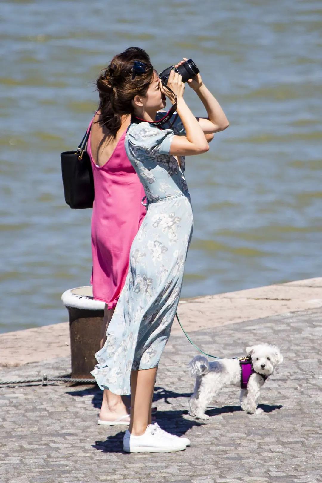 没1米7也能穿出大长腿,与大本甜蜜街拍不断,安娜心机造型学起来