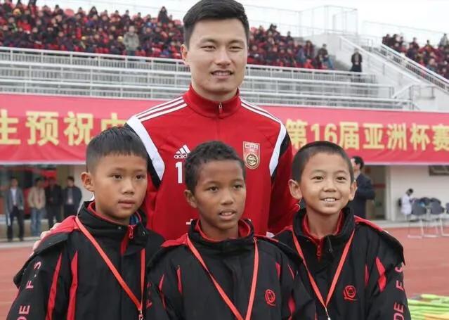 国足惊现14岁中非混血天才!改中国籍,声称要将国足踢进世界杯