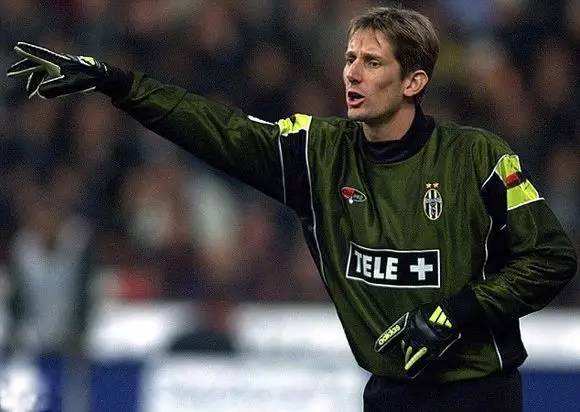 他加盟曼联时已34岁，身价200万，却最终成为了红魔二代门神