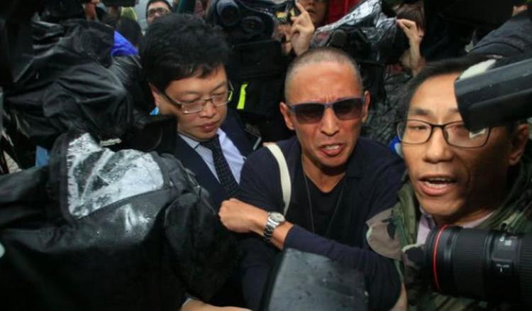 钮承泽被曝性侵后剃光头现身警局：我已被判处“死刑”