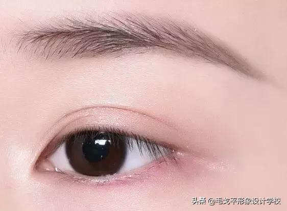眼线一画上就晕染,眼线一画就成梯形
