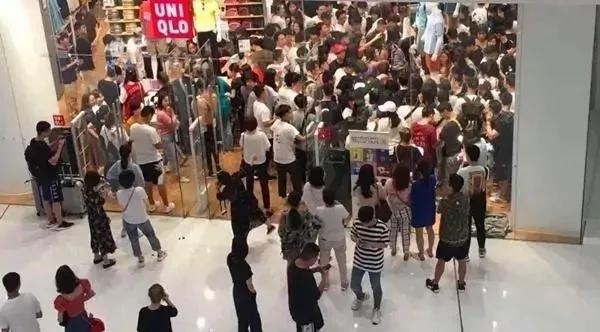 花1亿给员工包车，20年没人离职！他跟996对着干，却年赚230亿