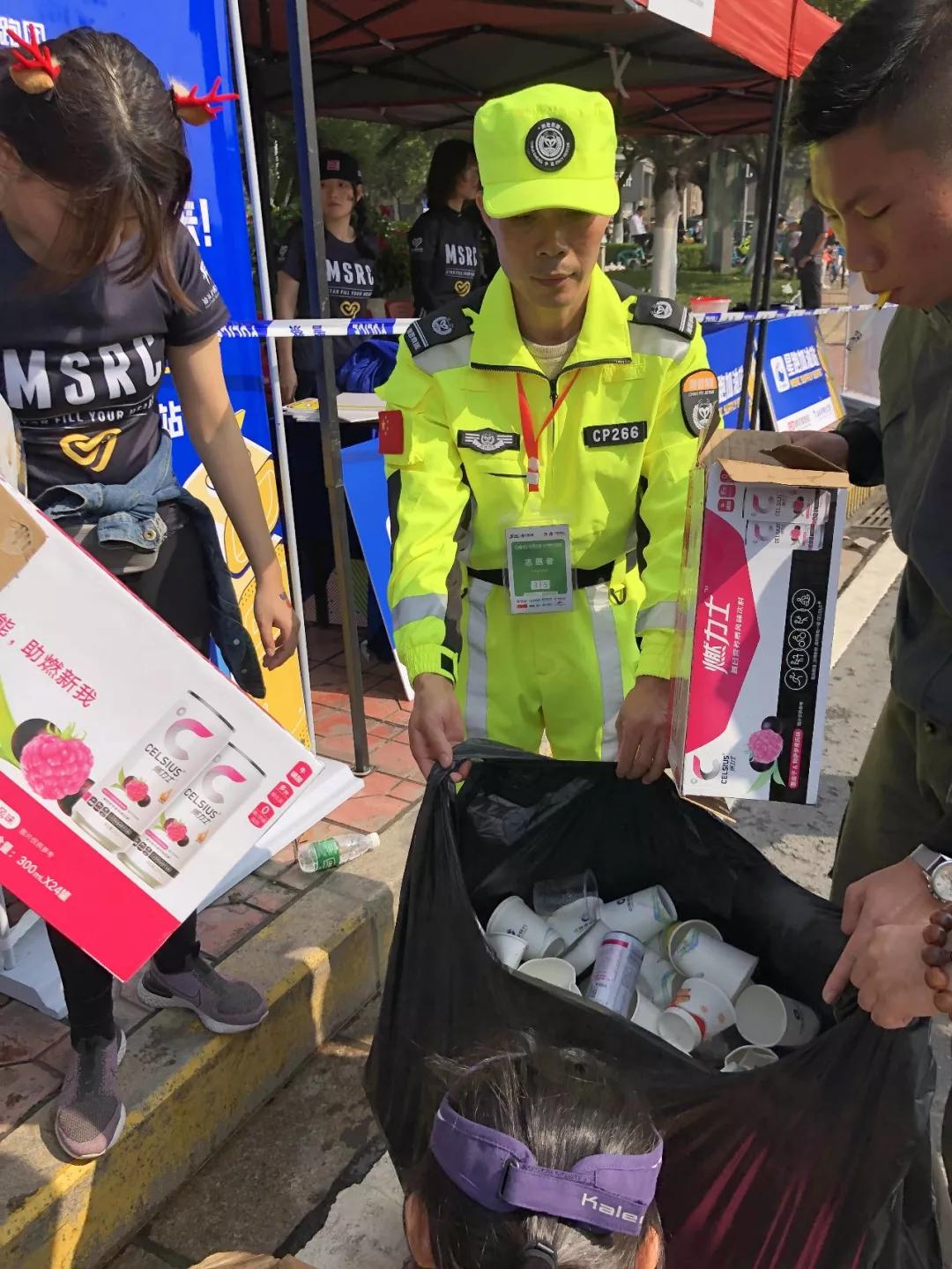 在街头当志愿者,凌晨四点出门当志愿者