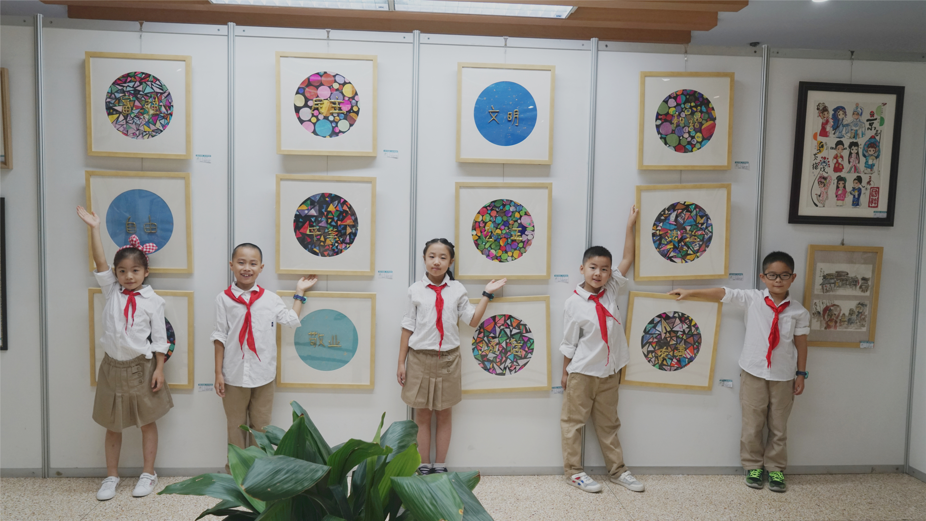 博雅少年绘祖国同心共筑中国梦------屯溪路小学建国70周年美术作品展