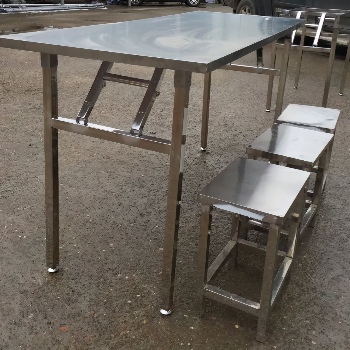 实用与美观兼具；不锈钢桌子