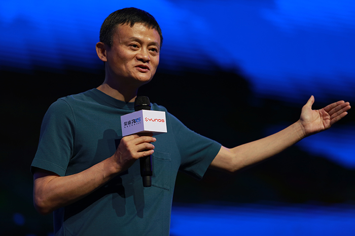 马云推销被公务员拒绝，20年后马云成首富，网友：当年那位老爷呢