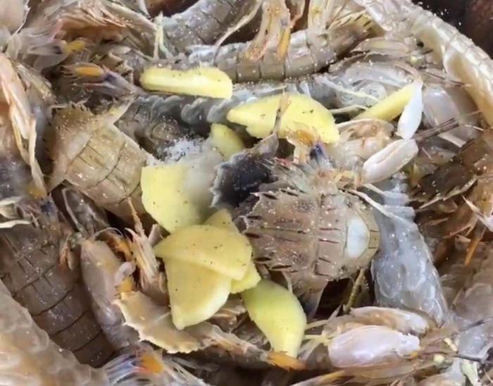 椒盐皮皮虾很入味直接上手扒开吃,椒盐皮皮虾的最全做法
