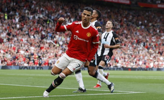 c罗冲3大纪录8年神迹目标反超梅西,c罗35岁包揽11大荣誉超越梅西