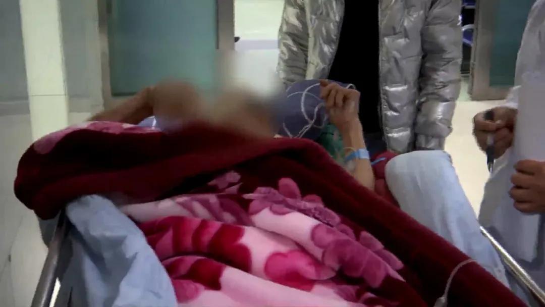 七旬老人被卡车撞伤,老人闯入货车视线盲区死亡被推倒