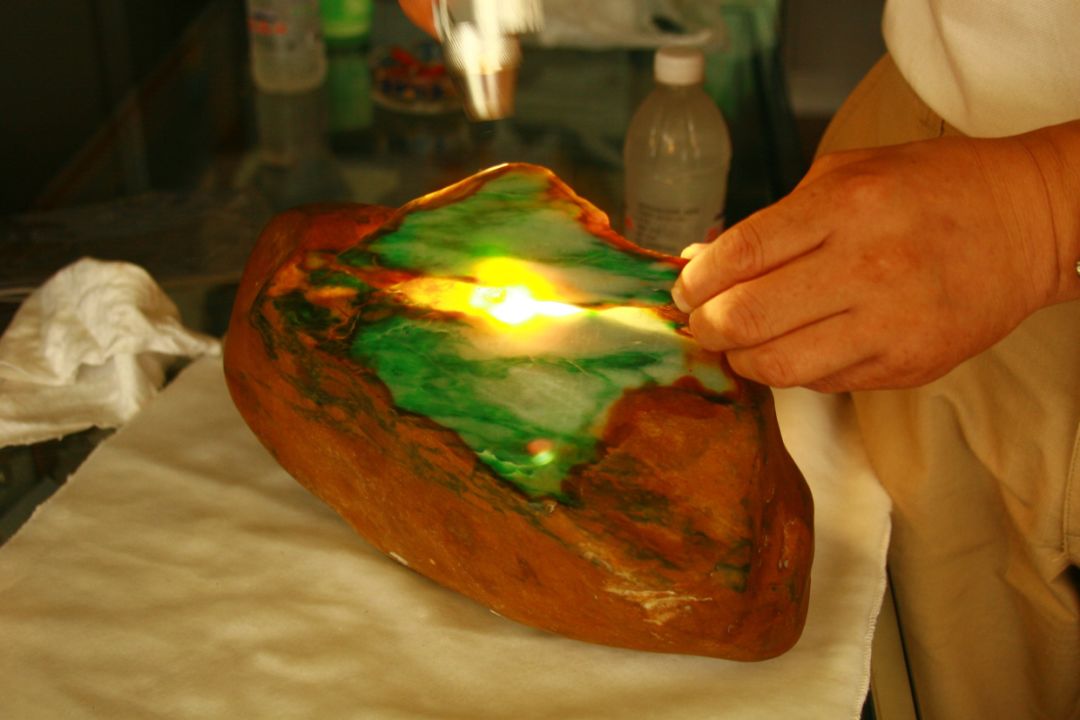 翡翠是什么材质,翡翠是什么物质构成的