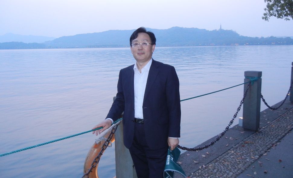 「原创诗词」管恩锋|一缕凉风送佳讯春芽初孕又阳天