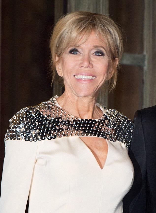 67岁布丽吉特穿高跟鞋还“亚洲蹲”？脖子皮松，脸被马克龙亲变形