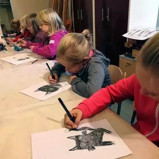 她用2元针管笔作画便惊艳了世界,他用粉笔画了一只猫