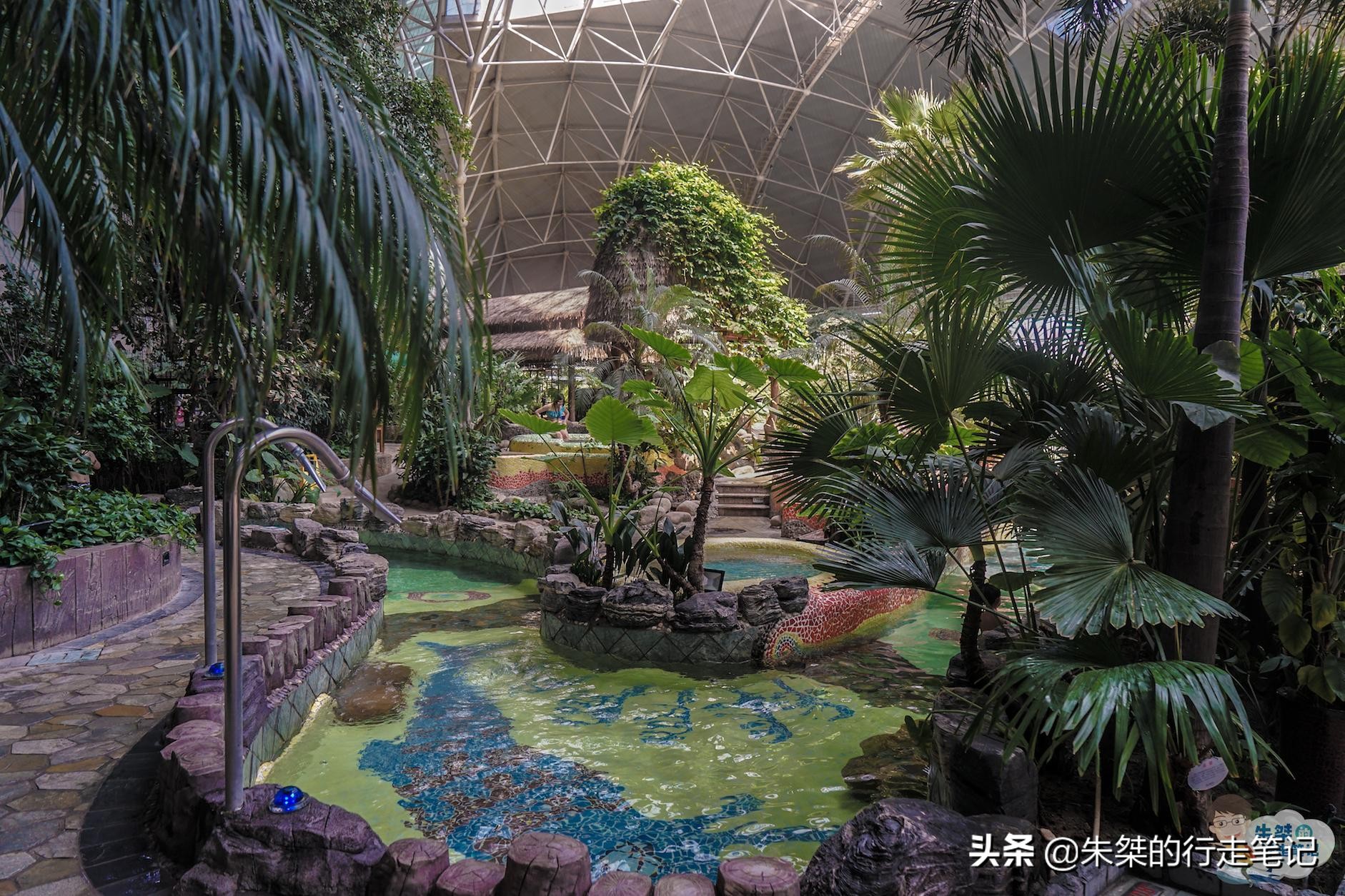 泡着温泉看日落,泡着野温泉看着雪山