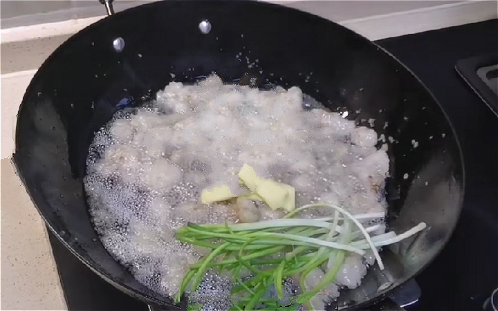 熬猪油只加水是错误的,为什么猪油熬出来有一股臭味