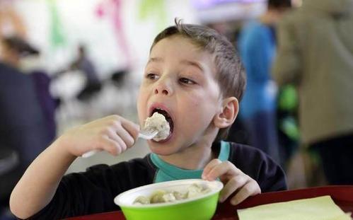 小孩子上幼儿园后瘦了变得粘人,孩子上幼儿园一个月瘦了十斤