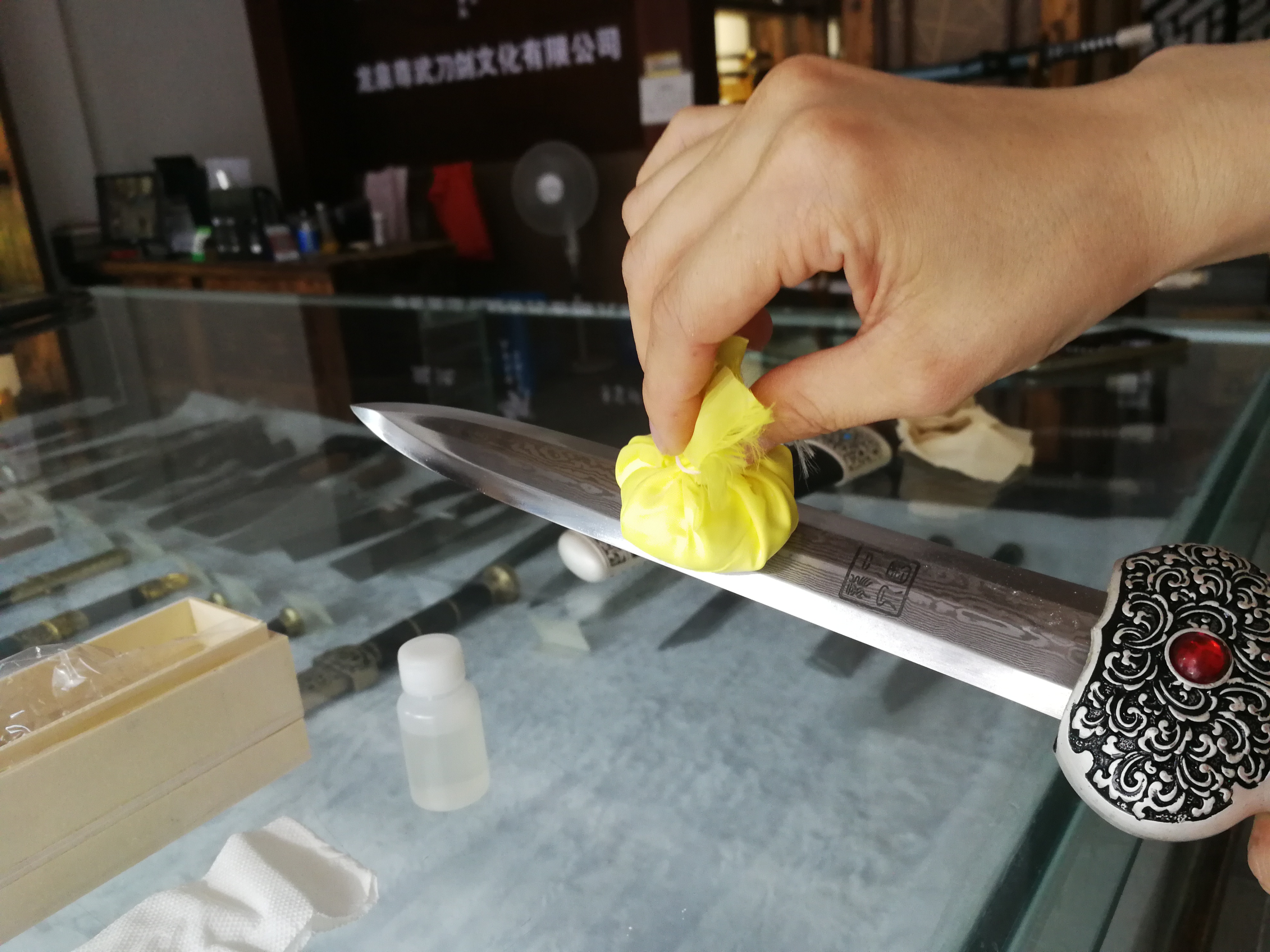 刀剑无保护措施多久生锈,保养刀剑用什么油