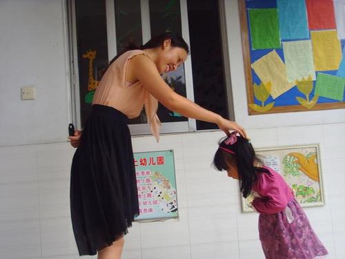 地铁上姐弟俩的坐姿惹争议,姐弟俩地铁坐姿视频