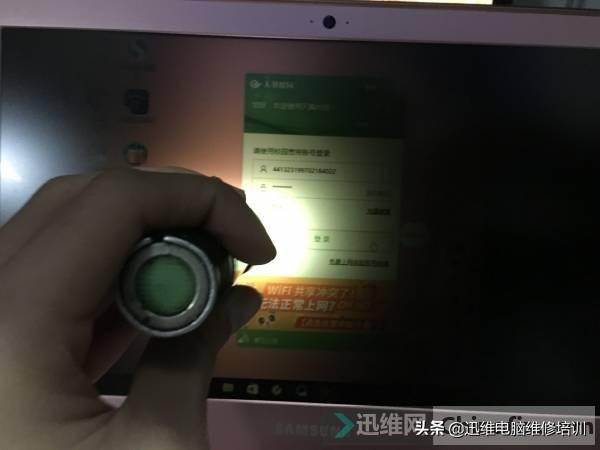 三星910S笔记本闪屏，无背光，原来问题出在这儿，几分钟轻松搞定