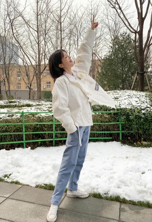 李溪芮在球场,李溪芮的腿用尺子量