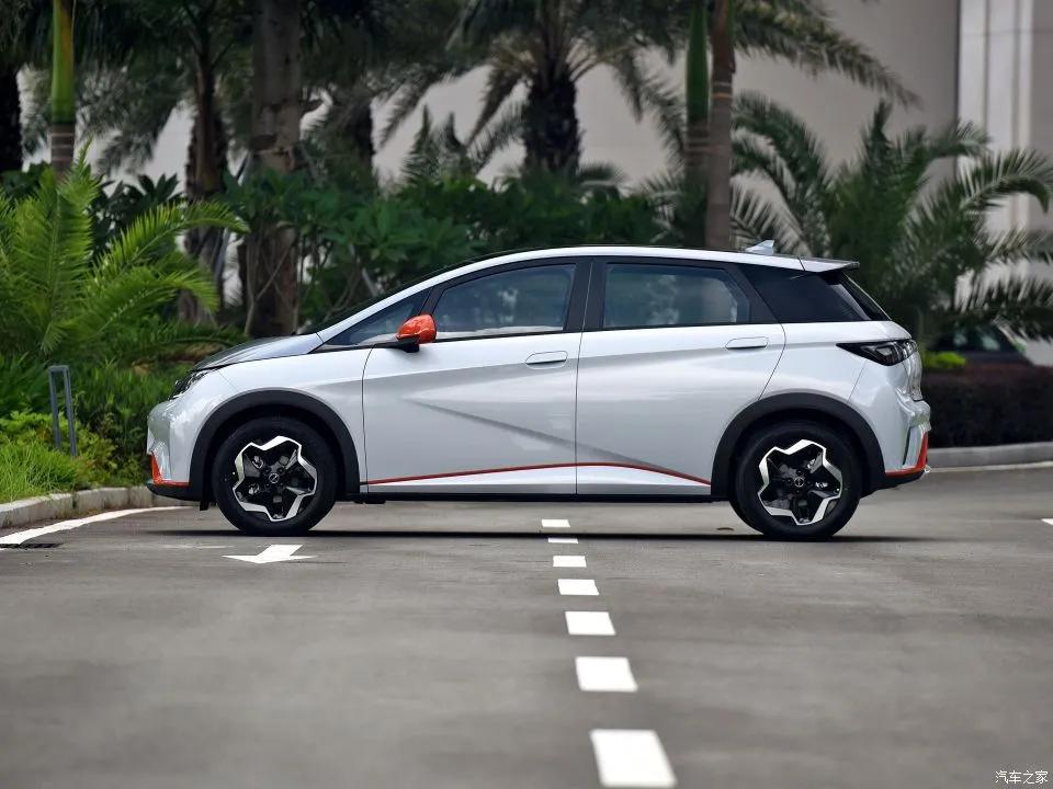 比亚迪第一款真正意义上的新能源汽车--海豚