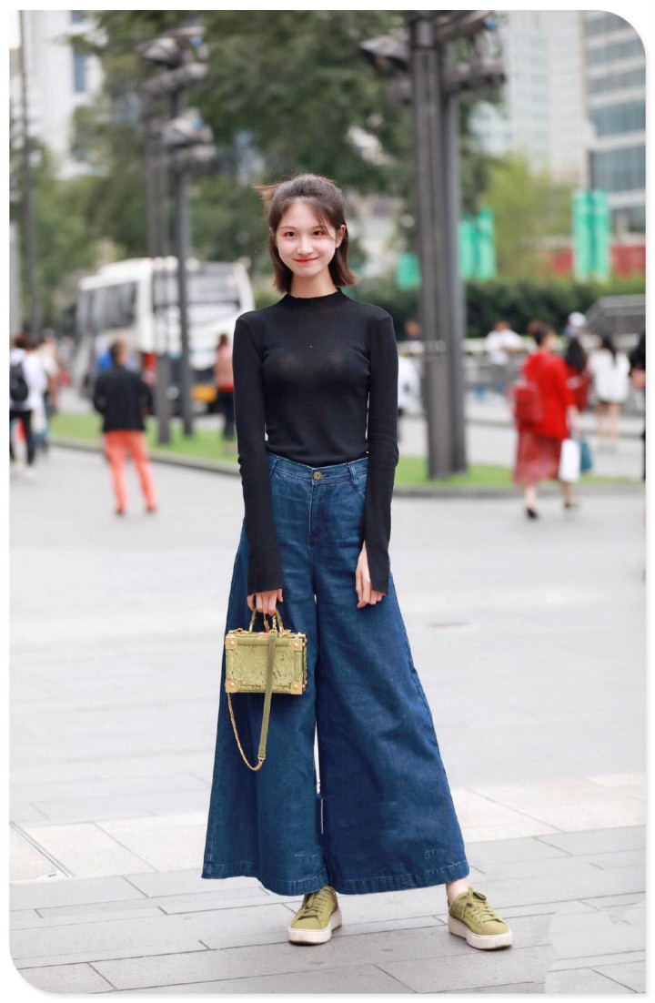 蜜桃裤脚设计这么宽松,可窝藏三个人了,真浪费布料!