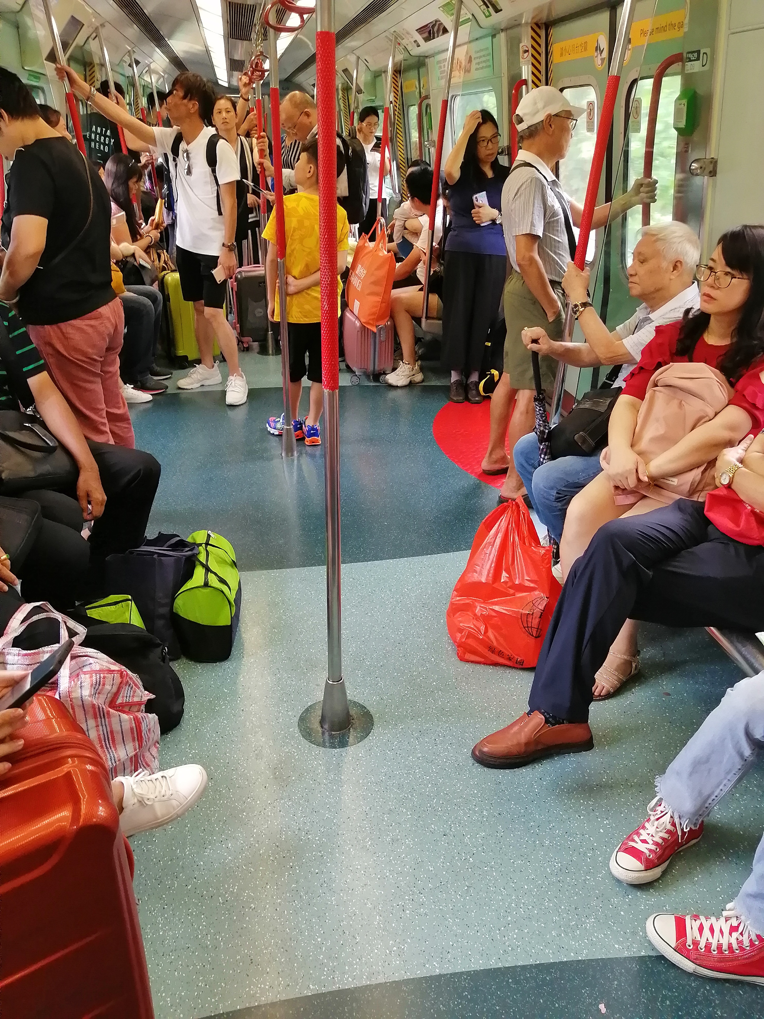 七月初香港游初印象-钓鱼的老人、性感的西方女游客、绘画的小孩