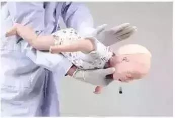 小孩先天性食道被塞什么引起的,一岁女童胃部被撑破