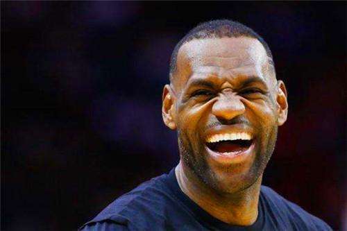 詹姆斯和萨瓦娜在科比面前秀恩爱,詹姆斯加冕历史得分王萨瓦娜镜头