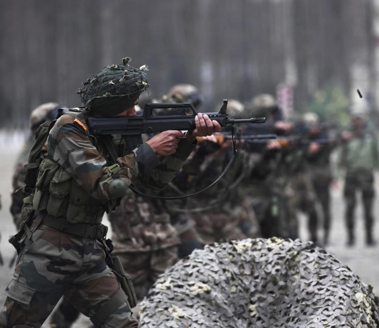 中国解放军95式步枪,解放军射击95式轻机枪