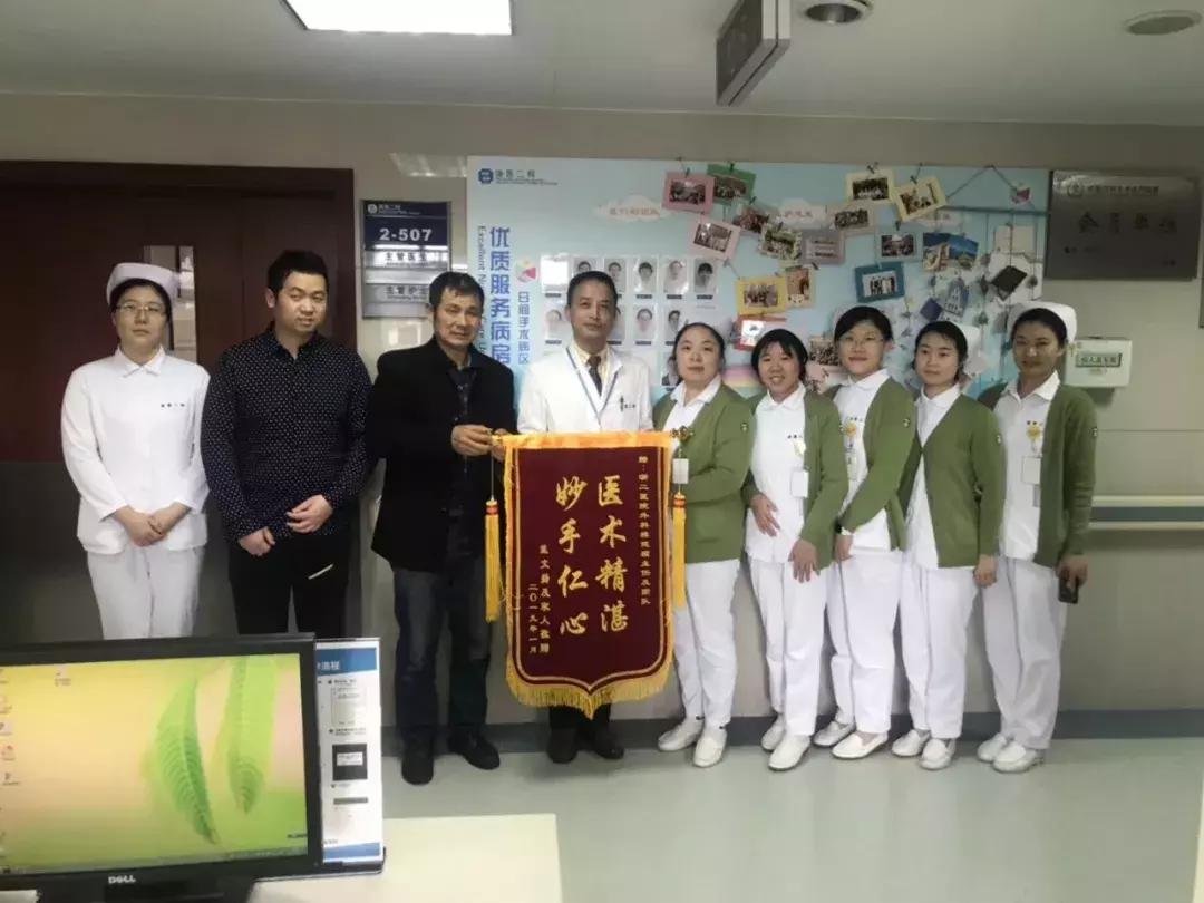 男子回丈人家过年,男子回丈母娘家接电话