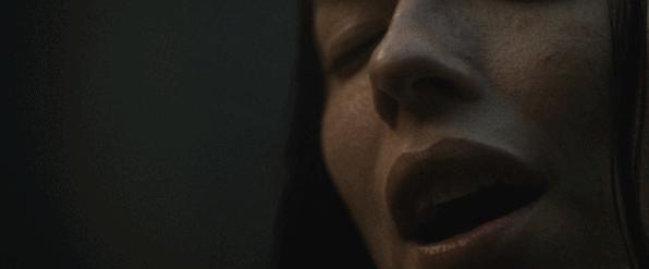 丈夫离奇自杀,竟化作鬼魂留在家中?看一眼镜子,没那么简单……