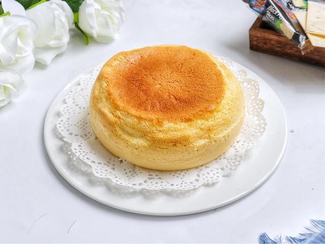 4个鸡蛋1碗面粉做松软可口蛋糕,用电饭煲2个鸡蛋做戚风蛋糕