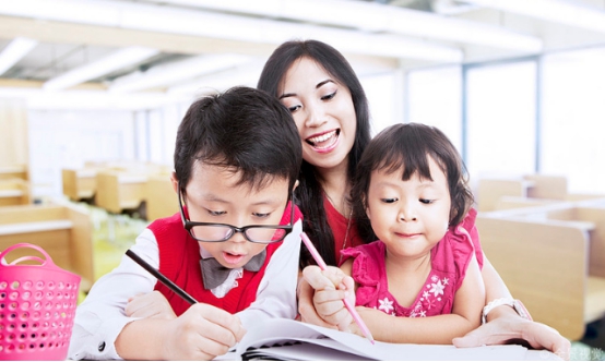 6岁小女孩空翻练出8块腹肌,7岁女孩练就8块腹肌侧手翻后空翻