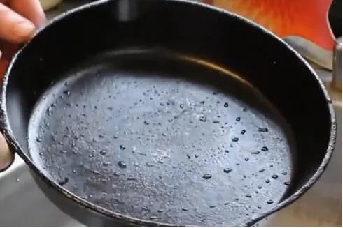 铁锅怎样不生锈妙招,民间妙招铁锅生锈咋办