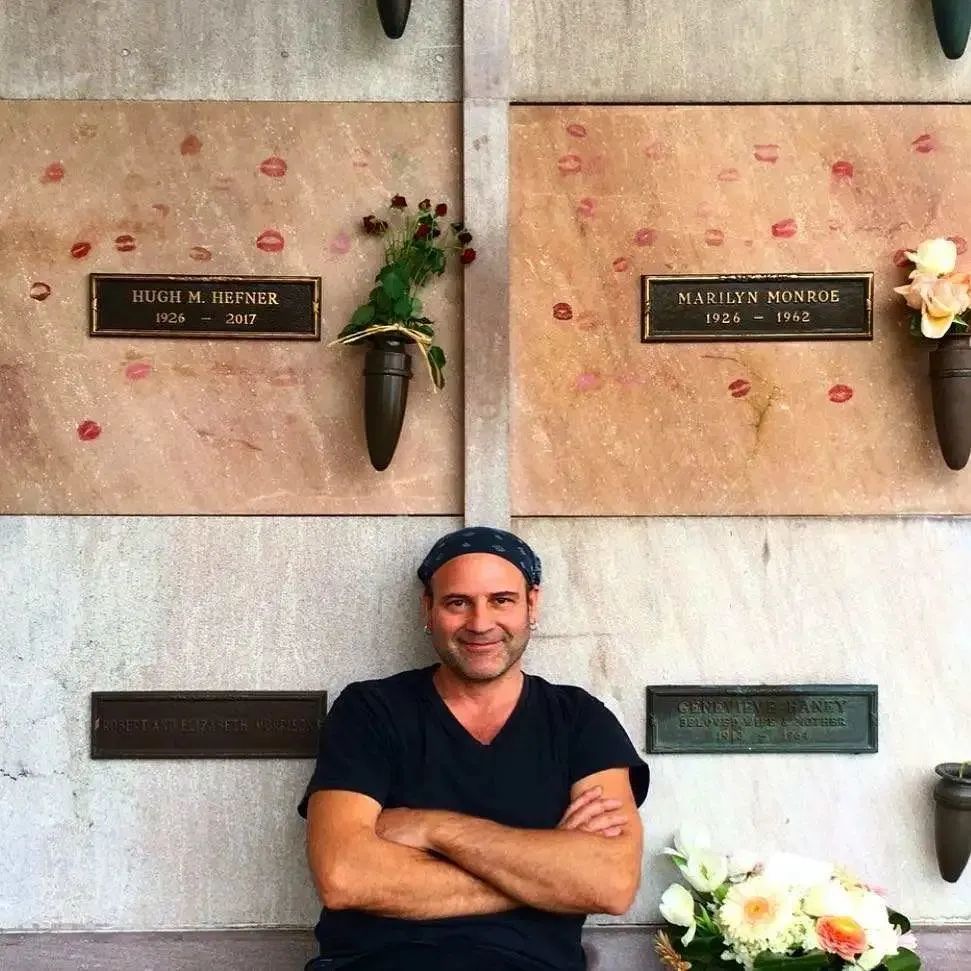 奥斯卡影帝沦为服务员?好莱坞星光大道被糟蹋?网友惊呼神操作