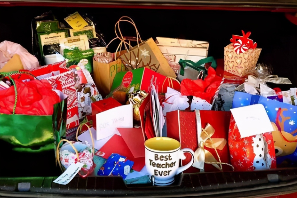 老师把卖货消息发到家长群，家长质疑故意发错，就是为了推销产品