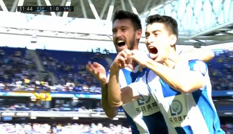 武磊高举双手抗议！禁区内倒地被裁判直接无视连VAR都不看