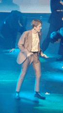 裤子裂成两半令安可舞台喊停,“强势新人”showcase突发舞台事故