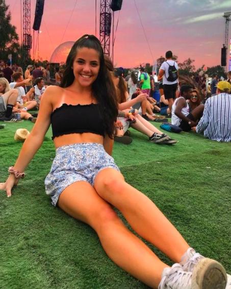 18岁女孩每隔十天又流血,18岁女孩一个月月经来二次