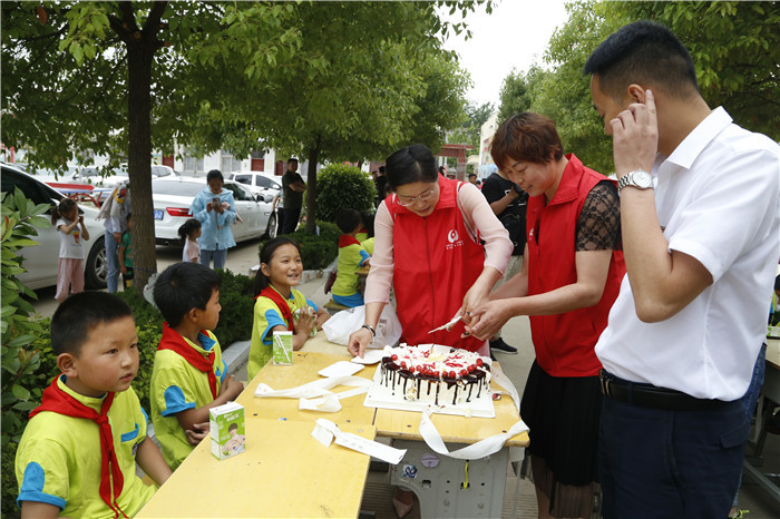六一儿童节献爱心慰问活动,关爱困境儿童六一慰问暖童心
